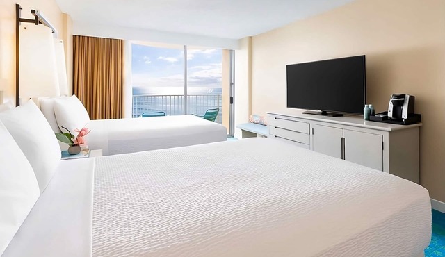 Ocean Front Two Doubles with Lanai at The Twin Fin Hotel, 4 Units, Outdoor Pool in Honolulu