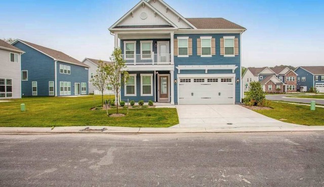 Ocean View Beach Club stylish home with outdoor pool, fast WiFi, & wet bar