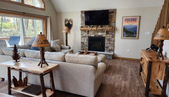 OUTSTANDING MOUNTAIN RETREAT IN EXCLUSIVE LAKE COMMUNITY IN JIM THORPE