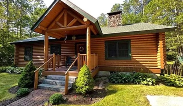 Oversized log cabin. Saco River, hiking, golf, Storyland, skiing, family loved.