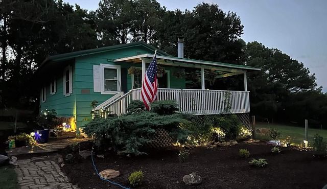 Ozark Cottage Retreat in NW AR. Mountainous views and Spectacular Sunrises.