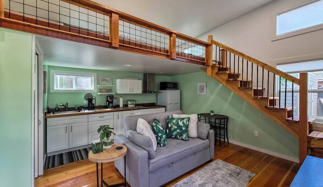 Pacheco/Martinez Studio: 22 Mi to Dtwn Oakland!