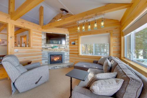 Palmyra Cottage w/Deck on Whites Pond!