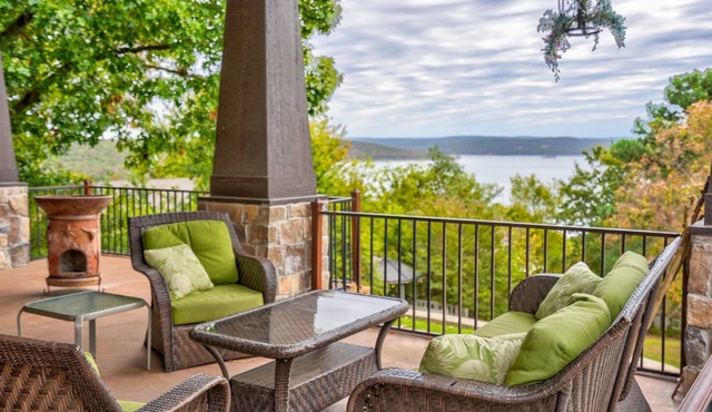Paradise Point. Large House with Lake View and Boat Slip