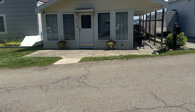 Peaceful 3-bedroom waterfront house with AC on charming Sodus Bay