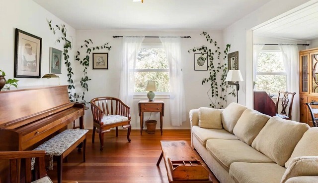 Peaceful, charming, cottage in wine country. Beautiful yard!