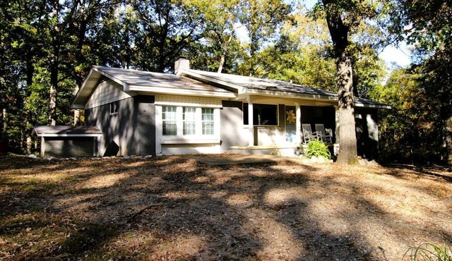 Peaceful Hideaway Cabin with Sunroom and Fire Pit near Lake Ouachita, Arkansas