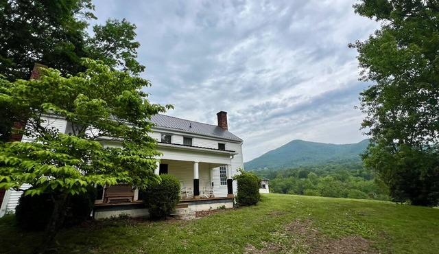 Peaceful Mountain Escape for Families – 3BR 2BA Farmhouse at Base of Sharp Top