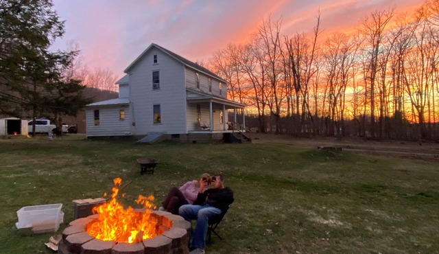 Peaceful Private Country Farmhouse W/Starlink, 7 Min to Knoebels Pet Friendly!