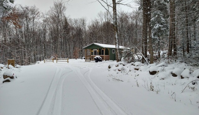 Peaceful, secluded, wooded retreat 1 mile from Adirondack Park-near skiing