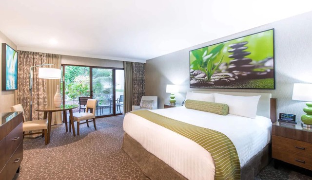 Peaceful Unit with Outdoor Pool, Free Breakfast & Free Parking