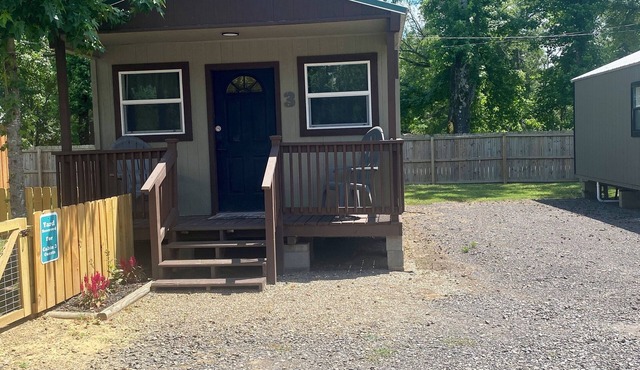 Pet friendly cabin in quiet Plainview with WiFi, AC