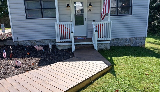 Pet Friendly, Single Home, private fenced yard. in Mount Airy