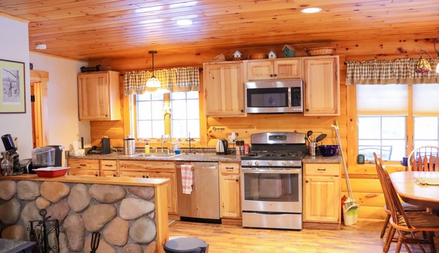 Pine View - tucked in the woods, with great amenities!