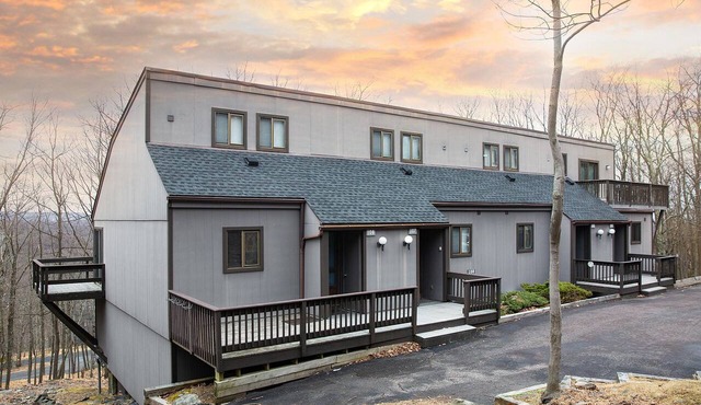 Poconos Camelback Retreat-Pet Friendly, Pool, Camelbeach Waterpark, Outlet Mall