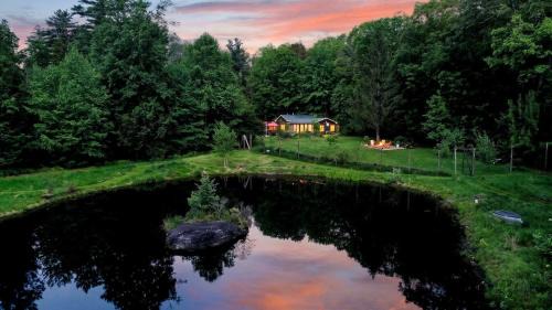 Pondview Cabin Hot tub fire pit private pond