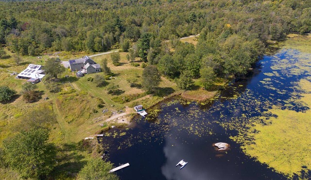 Private 80-Acre Getaway Farmhouse, Barn, Pond & Hot Tub