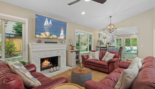 Private Beach House with enclosed yard 5 mins to the beach