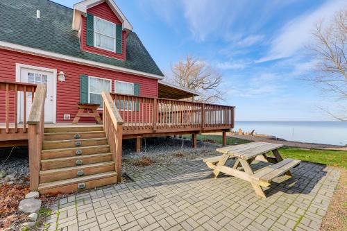 Private Beach & Sport Court! Home on Oneida Lake