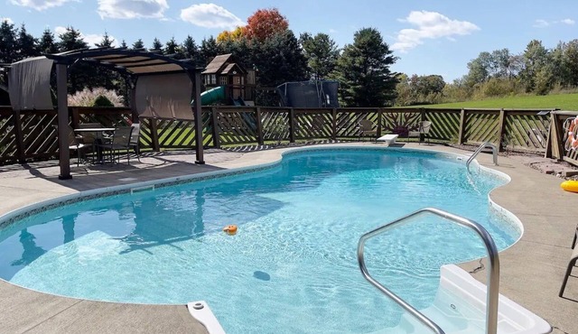 Private Cabin · Heated Pool, Sauna & Hot Tub · 2 Acres