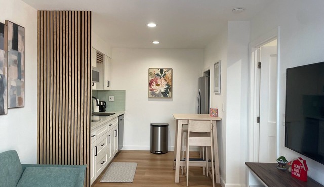 Private Modern Spacious 1B1B 2 beds - Prime Location
