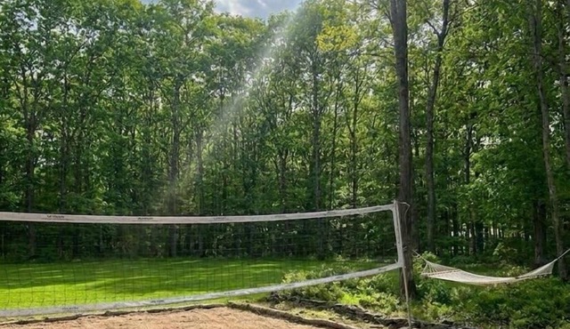 Private vollyball court: 5-Acre Haven with AC close to Bethel Woods.