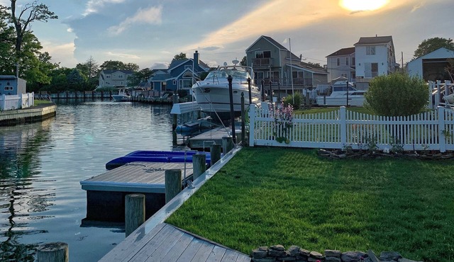 Private Waterfront Loft, Minutes to the Beach
