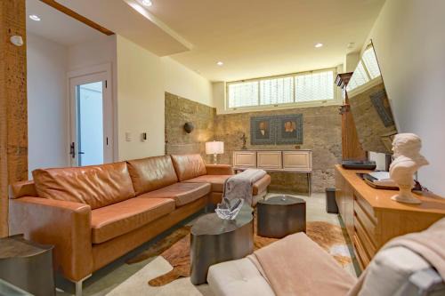 Pvt luxury Boutique Suite with Lush Patio - Historic San Francisco - 99 Walk Score