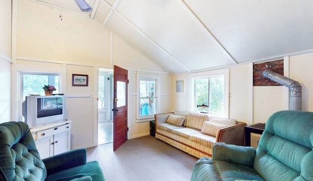 Quaint, friendly cottage with lakefront location & water views