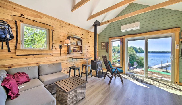 Quaint Oakland Getaway on East Pond Lake!