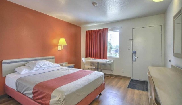 Queen Bed|Smk|New Cumberland, PA