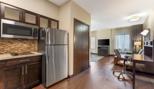 Queen Studio w/Work Desk | Free Breakfast + Pool in Warrendale