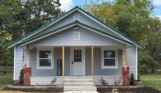 Quiet 2-bedroom house with AC in charming Prairie Grove