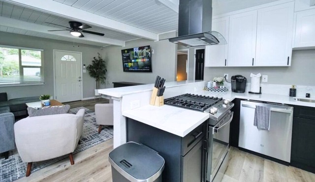 Quiet Vallejo Home with Hot-Tub + Firepit