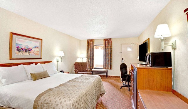 Ramada by Wyndham West Memphis