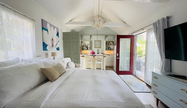 Recharge at Tranquil Sea Salt Cottage in Historic Wiscasset