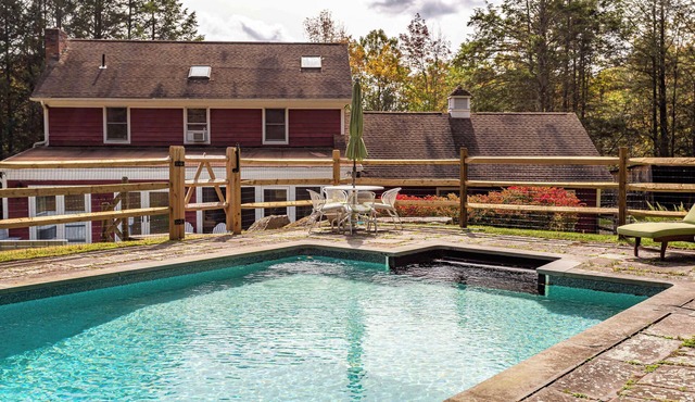 Redwood Manor: Pool | Deck | Historic