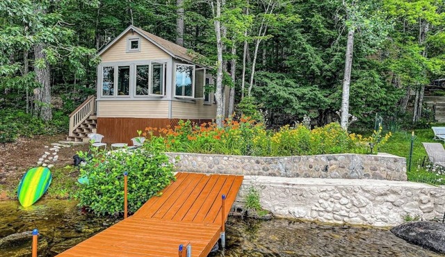 Refurbished waterfront 1950s cabin with sauna, firepit, grill & kayaks - dogs ok