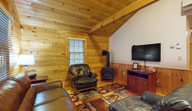 Relaxing two-bedroom dog-friendly cabin with fireplace, AC, hiking & fun