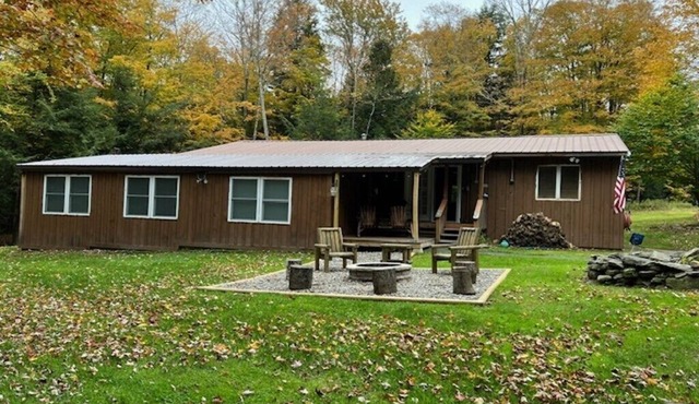 Renovated Creekside Retreat: Fire Pit, Sleeps 13 Near Livingston Manor