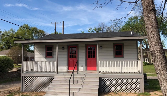 Restored Historic Carriage House walking distance to Downtown and the Riverfront