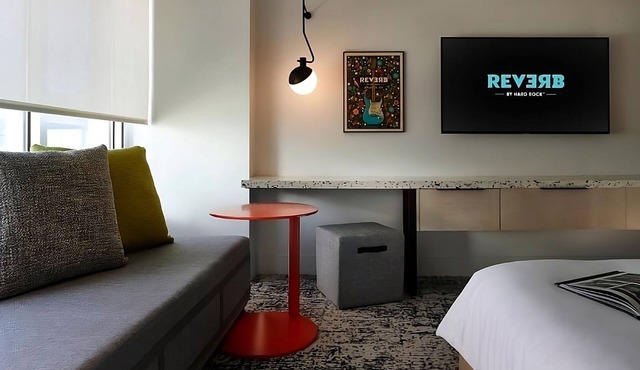 Right next to Mercedes-Benz Stadium! Onsite Parking, Fireplace and Rooftop Bar!