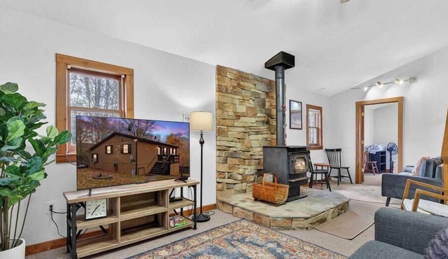 River Access Cabin with Hot Tub, Fire Pit & WiFi!