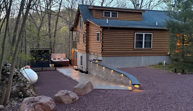 River front cabin with NEW game room/hot tub/sauna in Pocono mountains