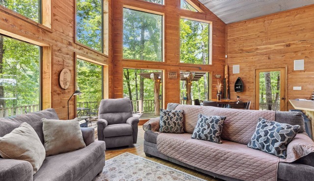 Riverfront, 5 acres, kayaks, canoes, minutes to Crater of Diamonds, Lake Greeson