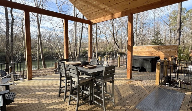Riverfront Cabin w/Hot Tub. 30 Miles N of Broken Bow Lake. New High speed Wifi