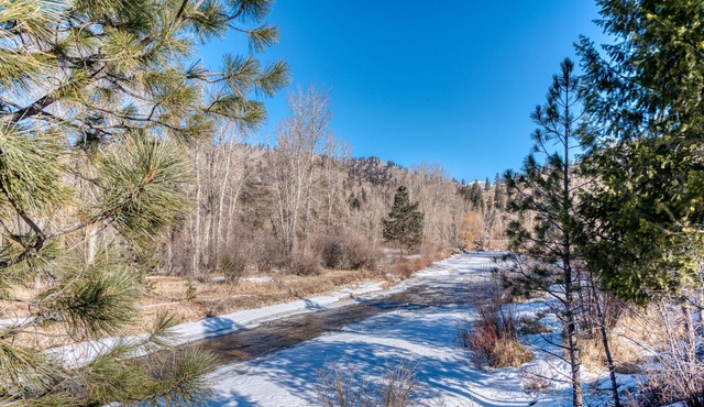 Riverfront, Cozy Cabin, Mountain Views, 2bed 2bath in Conner