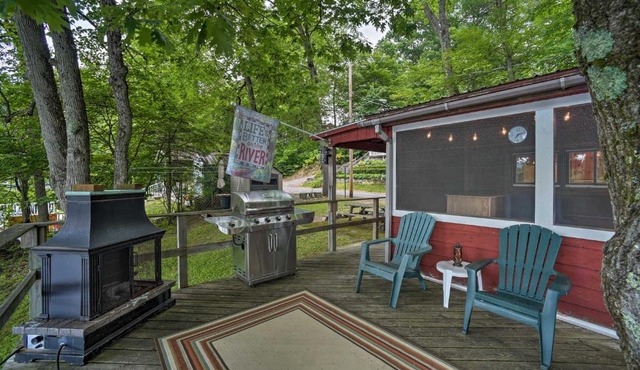 Riverfront Escape w/Dock: 19 Mi to Saratoga!