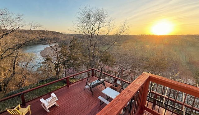 Riverfront home with amazing views: perfect for couples for groups-sleeps 11