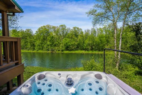 Riverfront Little Red Cabin, Hot Tub, World-class Trout Fishing, Views & Boat Access